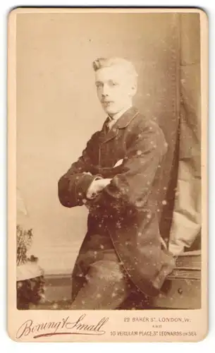 Fotografie Boning & Small, St. Leonards on Sea, Portrait blonder hübscher Mann im eleganten Anzug