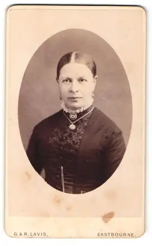 Fotografie G. & R. Lavis, Eastbourne, Portrait schöne Dame mit Brosche und Amulettkette