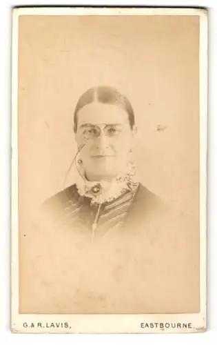 Fotografie G. & R. Lavis, Eastbourne, Portrait lächelnde Dame mit Zwicker