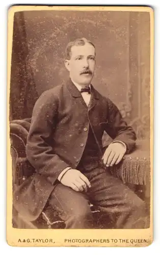 Fotografie A. & G. Taylor, Bradford, charmanter junger Mann mit Schnurrbart