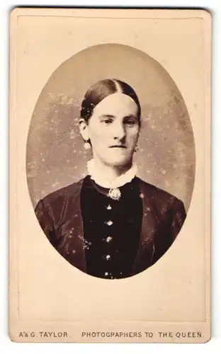 Fotografie A. & G. Taylor, Bradford, dunkelhaariges Fräulein mit Ohr- und Halsschmuck