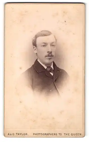 Fotografie A. & G. Taylor, Bradford, junger Mann mit Schnurrbart und zurückgekämmtem Haar