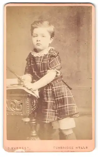 Fotografie D. Everest, Tunbridge Wells, Portrait wunderschönes kleines Mädchen im karierten Kleidchen