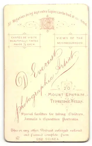 Fotografie D. Everest, Tunbridge Wells, Portrait blondes süsses Mädchen mit Spielzeug im weissen Rüschenkleidchen