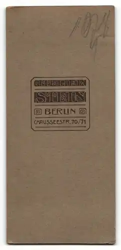Fotografie Stein, Berlin, Portrait niedliches Baby auf einem Fell