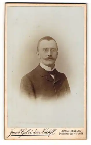 Fotografie Jacob Gebrüder Nachfl., Berlin, Portrait Herr mit Zwirbelbart und Nasenzwicker