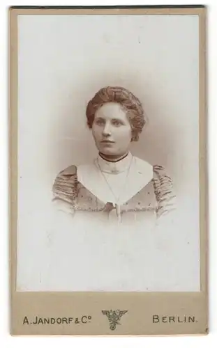 Fotografie A. Jandorf & Co., Berlin, Portrait hübsche junge Dame in modischer Bluse