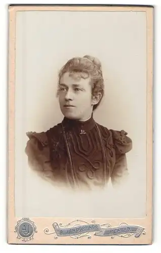 Fotografie A. Jandorf & Co., Berlin, Portrait bürgerliche Dame in edler Bluse