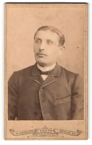 Fotografie H. Zeidler, Berlin, Portrait Herr im Anzug mit Querbinder