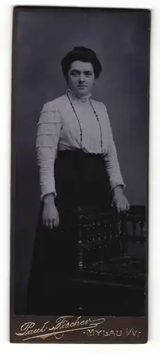 Fotografie Paul Fischer, Mylau i. V., Portrait dunkelhaariges Fräulein in weisser Bluse und schwarzem Rock