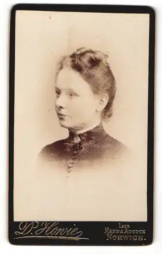 Fotografie D. Howie, Norwich, Portrait junge Dame mit Hochsteckfrisur und Kragenbrosche