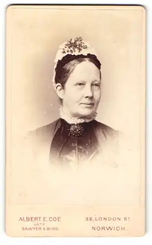 Fotografie Albert E. Coe, Norwich, Portrait bürgerliche Dame mit Haube und Kragenbrosche