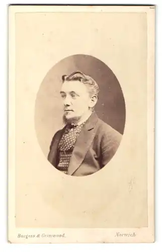 Fotografie Burgess & Grimwood, Norwich, Portrait bürgerlicher Herr in modischer Kleidung mit Bart