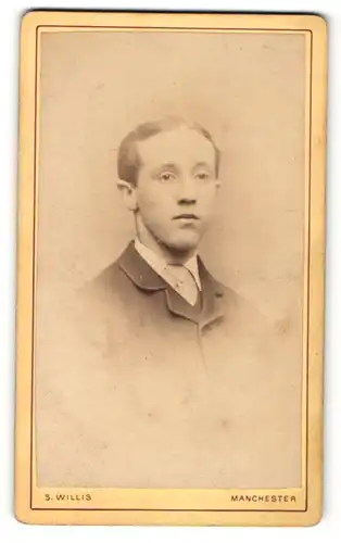 Fotografie S. Willis, Manchester, Portrait junger Herr im Anzug mit Krawatte