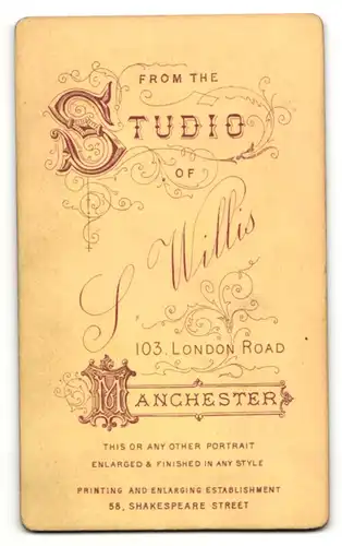 Fotografie S. Willis, Manchester, Portrait junger Herr im Anzug mit Krawatte