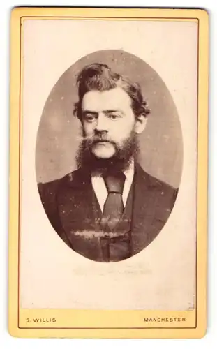 Fotografie S. Willis, Manchester, Portrait bürgerlicher Herr im Anzug mit Krawatte und Vollbart