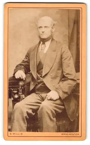 Fotografie S. Willis, Manchester, Portrait sitzender Herr im Anzug mit Krawatte und Bart