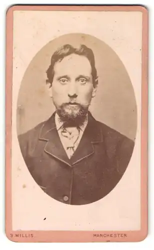 Fotografie S. Willis, Manchester, Portrait bürgerlicher Herr im Anzug mit Krawatte und Vollbart