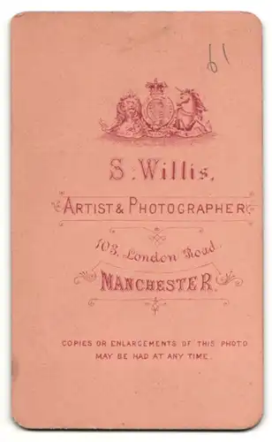 Fotografie S. Willis, Manchester, Portrait bürgerlicher Herr im Anzug mit Krawatte und Vollbart