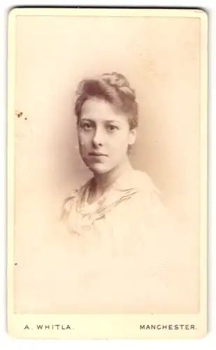 Fotografie A. Whitla, Manchester, Portrait junger Dame in hübscher Kleidung mit Hochsteckfrisur