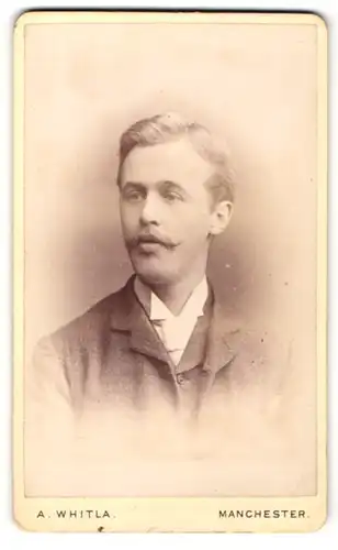 Fotografie A. Whitla, Manchester, Portrait bürgerlicher Herr im Anzug mit Krawatte und Schnauzbart
