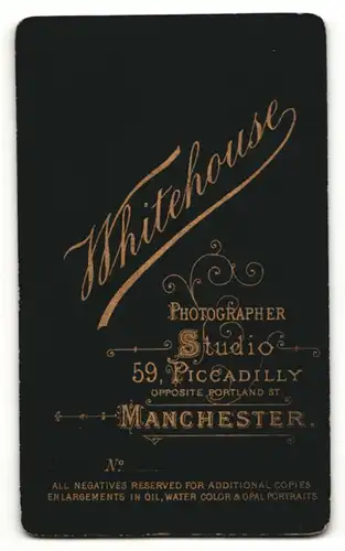 Fotografie Whitehouse, Manchester, Bursche mit weissem Hemd und Blumenanstecker am Kragen