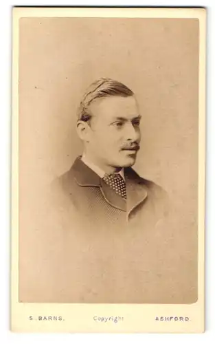 Fotografie S. Barns, Ashford, Mann mit hellen seitlich gekämmten Haaren und gepunkteter Krawatte
