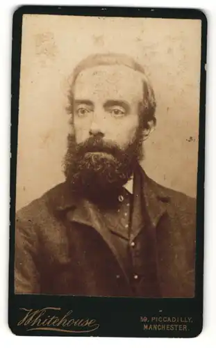 Fotografie Whitehouse, Manchester, Portrait bürgerlicher Herr im Anzug mit Krawatte und Vollbart
