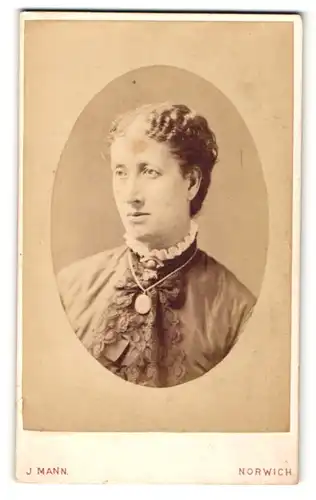 Fotografie James Mann, Norwich, Portrait bürgerliche Dame in hübscher Kleidung mit Medaillon