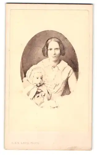 Fotografie G. & R. Lavis, Eastbourne, Frau mit Kind welches eine Haube trägt