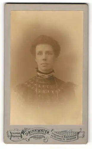 Fotografie Drinkwater, Leicester, Portrait dunkelhaarige Dame mit Halsschmuck