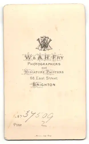 Fotografie W. & A. H. Fry, Brighton, schönes Fräulein mit lockigem Haar