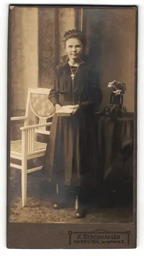 Fotografie F. Renziehausen, Hannover, Portrait niedliches Mädchen mit Haarschmuck und Buch in den Händen
