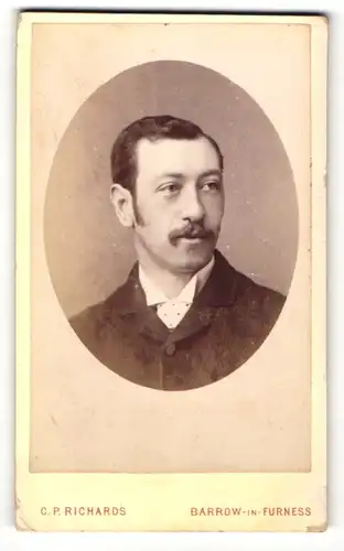 Fotografie C. P. Richards, Barrow in Furness, Mann mit Oberlippenbart und weisser Krawatte mit Punkten