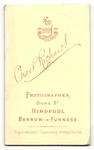 Fotografie C. P. Richards, Barrow in Furness, Mann mit Oberlippenbart und weisser Krawatte mit Punkten