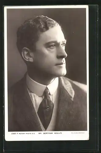AK Schauspieler Bertram Wallis im Anzug ernst schauend