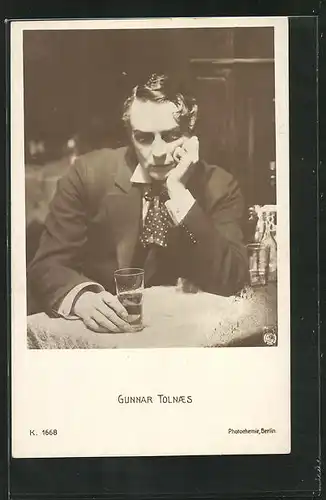 AK Schauspieler Gunnar Tolnaes nachdenklich mit einem Getränk am Tisch sitzend