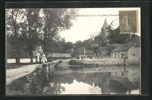 AK Ainay-le-Chateau, Üasserelle, Frauen auf einer kleinen Brücke