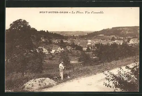 AK Mont-Notre-Dame, La Place, Vue d'ensemble