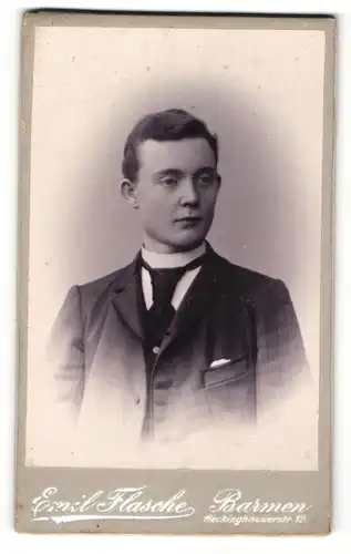 Fotografie Emil Flasche, Barmen, Junger Mann mit breiter schwarzer Krawatte und weissem Einstecktuch