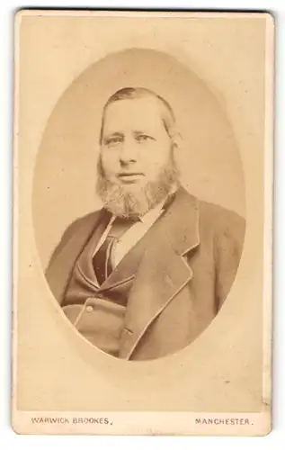 Fotografie Warwick Brookes, Manchester, Portrait bürgerlicher Herr im Anzug mit Krawatte und Bart
