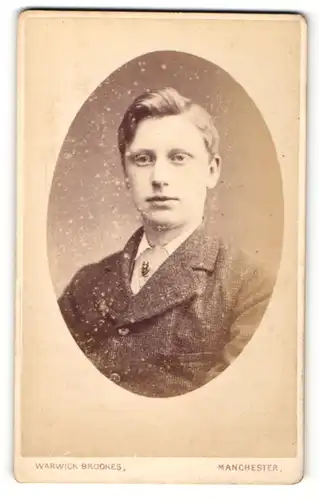Fotografie Warwick Brookes, Manchester, Portrait junger Herr im Anzug mit Krawatte
