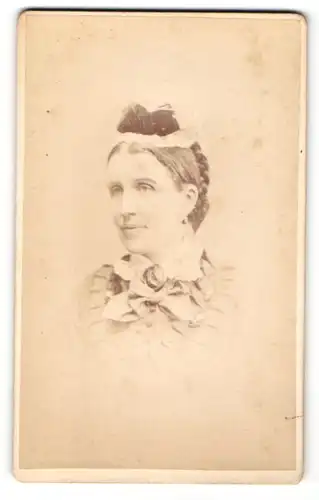 Fotografie Warwick Brookes, Manchester, Portrait bürgerliche Dame mit Haube und Kragenbrosche