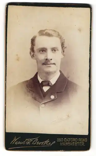 Fotografie Warwick Brookes, Manchester, Portrait bürgerlicher Herr im Anzug mit Fliege
