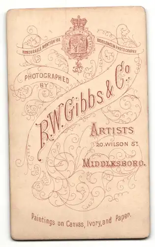 Fotografie R. W. Gibbs & Co., Middlesboro, Portrait junger Herr im Anzug mit zeitgenössischer Frisur