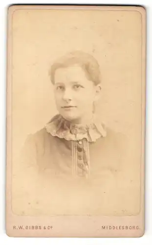 Fotografie R. W. Gibbs & Co., Middlesboro, Portrait junge Dame mit zurückgebundenem Haar