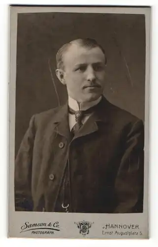 Fotografie Samson & Co., Hannover, Portrait bürgerlicher Herr im Anzug mit Krawatte
