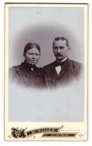 Fotografie W. Gilles, Unna, Portrait bürgerliches Paar in hübscher Kleidung