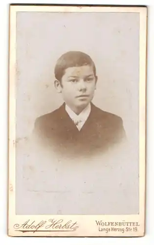 Fotografie Adolf Herbst, Wolfenbüttel, Portrait kleiner Junge im Anzug mit Fliege