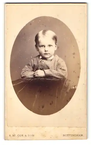 Fotografie A. W. Cox & Son, Nottingham, Portrait kleiner Junge in modischer Kleidung mit Seitenscheitel